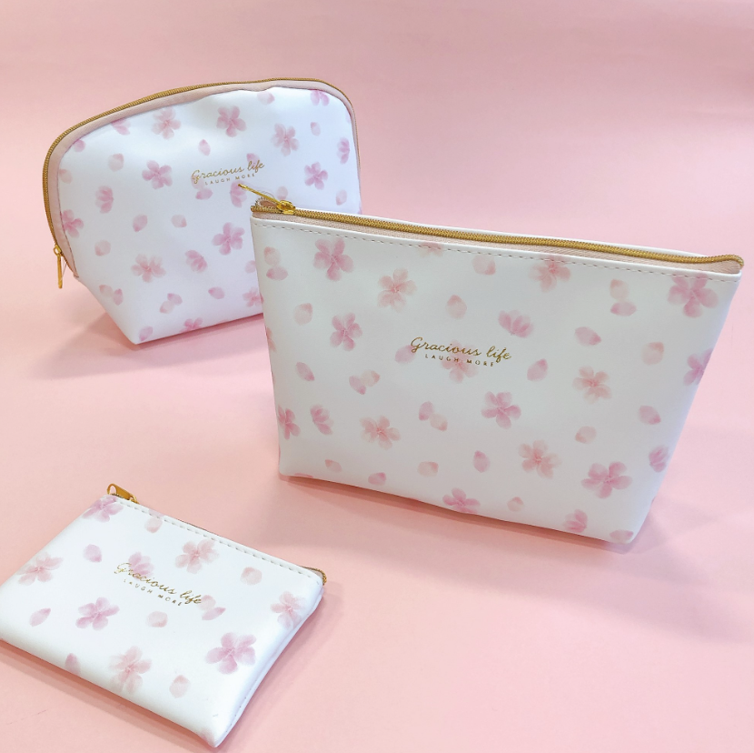 桜の季節にぴったりな、水彩タッチが可愛らしいポーチやケース