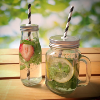 好みのフルーツやハーブを入れて楽しむ、自分だけのオリジナルドリンク。