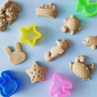 水なしで固まる不思議な砂★しとしと雨の日もお部屋でお砂遊び！ “１００円で暮らしは楽しくなる。“