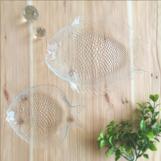 ぷくぷくぷく…今にも泳ぎだしそうな、おさかなのガラスプレート。　“１００円で暮らしは楽しくなる。“