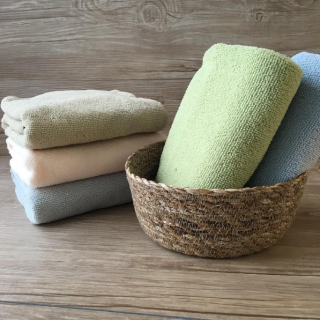 毎日使っても飽きない落ち着いたアースカラーがいい感じ。★マイクロファイバーバスタオル　“１００円で暮らしは楽しくなる。“