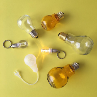 照らす、お茶する、飾る。 電球モチーフあつめました。  “１００円で暮らしは楽しくなる。“