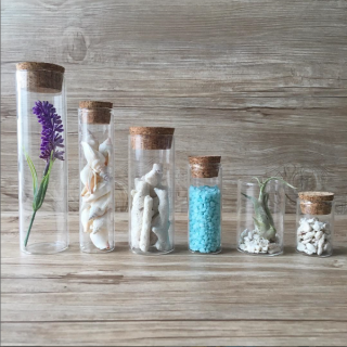 何を入れるかはあなた次第。★コルク栓シリンダーボトル　“１００円で暮らしは楽しくなる。“