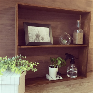 木板5枚に塗装してつくる、かんたん飾り棚。　“１００円で暮らしは楽しくなる。“