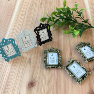 こんなに小さくてもしっかり立ちます。　★mini写真たて　“１００円で暮らしは楽しくなる。“