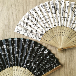 夏本番、カフェでオシャレに使いたい♪　★扇子　“１００円で暮らしは楽しくなる。“