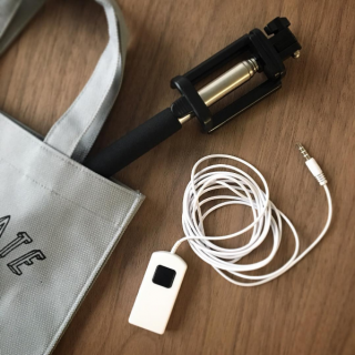 コンパクトに持ち運ぶ、思い出作りのお助けアイテム。　★スマホ用、自撮り棒　“１００円で暮らしは楽しくなる。“