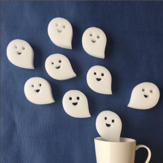 僕たちが汚れをしっかり落とすよ〜×9匹　★おばけ型メラミンスポンジ９個　“１００円で暮らしは楽しくなる。“