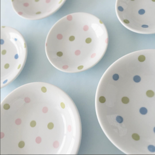 優しい色合いでお料理もさらにおいしく。　★ペア水玉、食器　“１００円で暮らしは楽しくなる。“