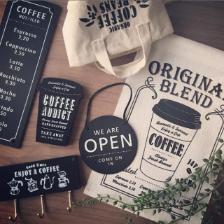 いらっしゃいませ、ごゆるりとおくつろぎください。　★CAFE、タペストリー、オープンサイン　“１００円で暮らしは楽しくなる。“ 　　