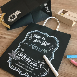 チョークやペンでデコレーション♪　★世界に一つだけのオリジナルギフトバック。　“１００円で暮らしは楽しくなる。“