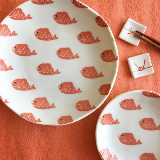 お祝いの席に。 その名も、めで鯛。　日本製　磁器箸置き　“１００円で暮らしは楽しくなる。“