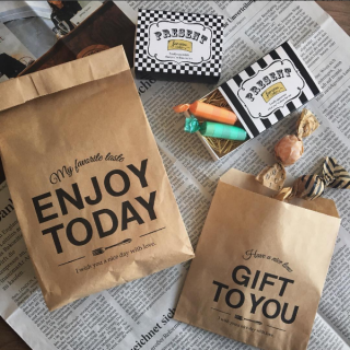 美味しいおやつをあの人にもおすそ分け。　#ギフト #ラッピング #クラフト #耐油紙 #モノトーン #モノクロ #ギフトボックス　“１００円で暮らしは楽しくなる。“