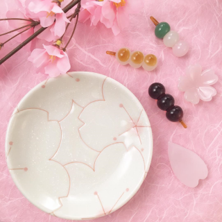 待ち遠しい、ふんわりかわいい桜の季節。　 #春 #spring #テーブルウェア 　“１００円で暮らしは楽しくなる。“