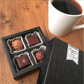 チョコレートがひきたつ高級感あるシックなデザイン　#valentine #ラッピング #手作り 　“１００円で暮らしは楽しくなる。“