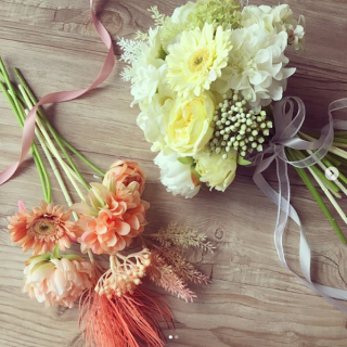 スプリングカラーのお花を飾るだけで春気分。　#造花 #アーティフィシャルフラワー #フェイクフラワー　“１００円で暮らしは楽しくなる。“