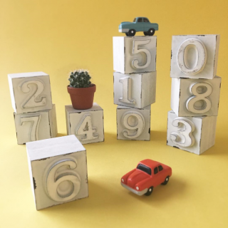 大切な日を積み重ねて、インテリアに。　#雑貨#ナンバー #ブロック #オブジェ #インテリア　“１００円で暮らしは楽しくなる。“