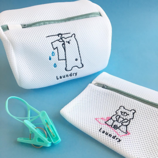 お洗濯はぼくたちにおまかせ。　ダブルメッシュでやさしく洗うよ。　#ランドリー #洗濯ネット 　“１００円で暮らしは楽しくなる。“