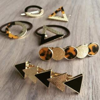 べっ甲風ヘアアクセで大人のまとめ髪に。　#トライアングル #ヘアアクセサリー #べっこう 　“１００円で暮らしは楽しくなる。“