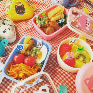 気持ちのいいお天気の日は、おそとでピクニック♪　#お弁当箱 #ランチ #ピクニック　“１００円で暮らしは楽しくなる。“