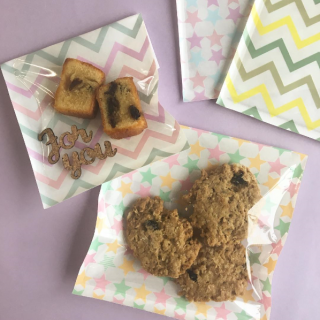 そのまま入れてワンポイントデコ。お菓子も映える優しい色合い。　#ラッピング #ギフト #プレゼント #ハンドメイド　“１００円で暮らしは楽しくなる。“