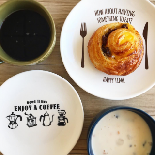 いつものおやつをごちそうに変える、魔法のお皿。　#カフェ #食器 #マグカップ #テーブルウェア 　“１００円で暮らしは楽しくなる。“