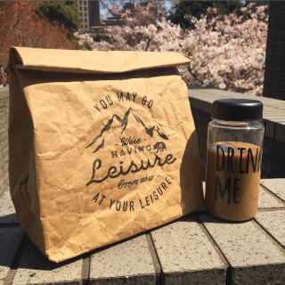 こう見えて保温保冷できちゃう優れもの。　#アルミバッグ #保温保冷 #内側アルミ #ランチバッグ #お弁当　“１００円で暮らしは楽しくなる。“