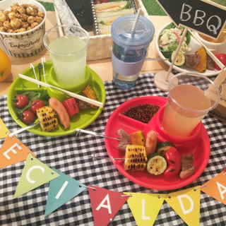 カラフルにデコれば、いつもよりハッピーなBBQ！　#BBQ #バーベキュー #アウトドア #パーティ　“１００円で暮らしは楽しくなる。“
