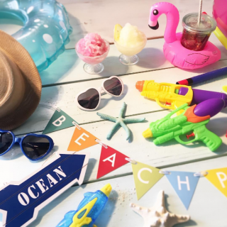 今年の夏はどこのビーチに行こうかな。　#夏 #summer #beach #プール #ビーチパーティー #サングラス #水鉄砲 #浮き輪　“１００円で暮らしは楽しくなる。“