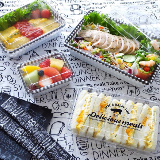 料理も映えるブラックカラーでおしゃれピクニック！　#モノトーン #カフェ柄 #レジャーシート　“１００円で暮らしは楽しくなる。“