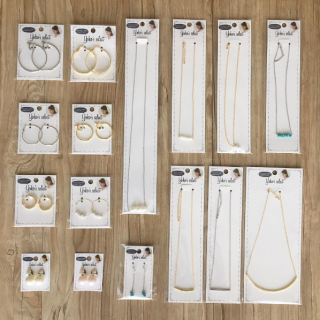 「プチプラコーデ術」で大人気のファッションブロガーYokoさんとキャンドゥのコラボレーション商品です！　Yokoさんセレクトのアクセサリーでおしゃれを楽しんで♡　“１００円で暮らしは楽しくなる。“