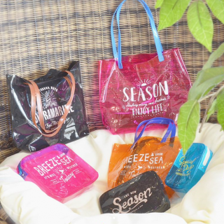 透明感のあるポーチとバッグで今年は決まり☆　#クリアトートバッグ #夏 #summer 　“１００円で暮らしは楽しくなる。“