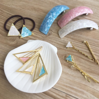 シェル風ワンポイントで夏らしい装いに。　#ヘアアクセサリー #ヘアアクセ #シェル風 #バレッタ #ポニー #ピン #トライアングル #夏 #summer　“１００円で暮らしは楽しくなる。“