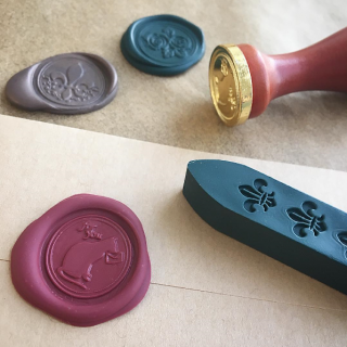 手紙やラッピングにワンランク上のアクセントを。　#文具 #文房具 #レター #手紙 #letter #封蝋　“１００円で暮らしは楽しくなる。“