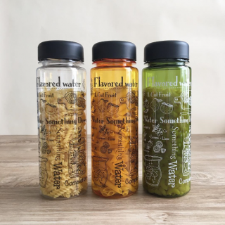 カラーで揃えて並べて収納。　#ドリンクボトル #ボトル #500ml #フルーツ #カラー #ポリカーボネート製　“１００円で暮らしは楽しくなる。“