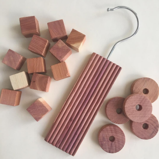 衣類を守るレッドシダーの優しい香り。　#レッドシダー #wood #防虫消臭 #天然素材 #ブロックタイプ #ハンガータイプ #ラウンドタイプ　“１００円で暮らしは楽しくなる。“