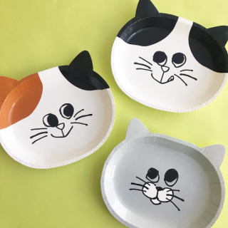 ぼくたちのおやつは、まだかにゃあ？　#100均 #雑貨 #ペーパープレート #紙皿 #パーティ #レジャー #アウトドア #おやつ #ねこ　“１００円で暮らしは楽しくなる。“