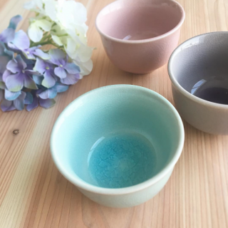 季節を感じるアジサイ色。　#食器 #小付 #日本製 #madeinjapan #美濃焼 #貫入 #ヒビ割れ加工 #和食 #アジサイ #梅雨　“１００円で暮らしは楽しくなる。“