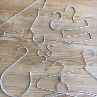 シンプルにまとめてすっきり収納。　#100均 #雑貨 #ランドリー #収納 #ハンガー #フック #アルミ #シンプル　“１００円で暮らしは楽しくなる。“
