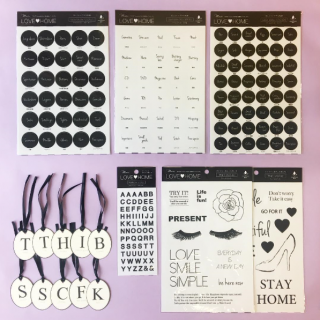 モノトーンインテリアと収納テクニック満載の人気ブログ『love HOME』のブロガーMariさん @lovehome_5 との初コラボ商品です！　#100均 #雑貨 #インテリア #収納 #モノトーン #モノクロ #収納タグ #ラベルシール　“１００円で暮らしは楽しくなる。“