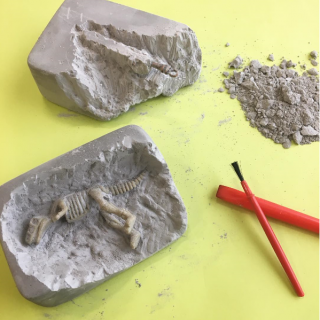 退屈しているそこのあなた！　おうちで発掘体験してみない？　#発掘シリーズ　#恐竜の化石　#勇者の剣　“１００円で暮らしは楽しくなる。“