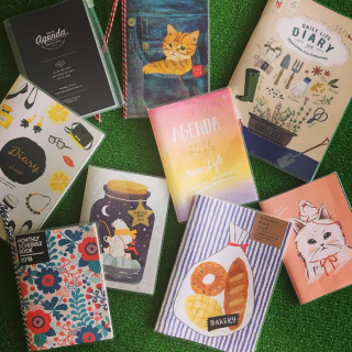 とっておきの一冊を見つけてね！　#100均 #雑貨 #ダイアリー #手帳 #2018 #パン #ネコ　“１００円で暮らしは楽しくなる。“