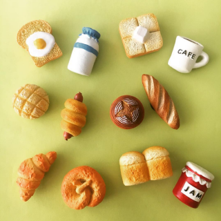 小さな小さなパンはいかがですか。　#100均 #雑貨 #マグネット #パン #ミニチュア #カフェ　“１００円で暮らしは楽しくなる。“