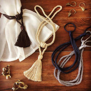 カーテンタッセルでちょこっとだけ模様替え。　#100均 #雑貨 #カーテン #カーテンタッセル #タッセル #縄 #インテリア　“１００円で暮らしは楽しくなる。“