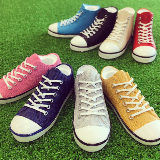 本物みたいな小さなスニーカーオブジェ。　#100均#雑貨 #スニーカー #靴 #インテリア #オブジェ #ペン立て #新色　“１００円で暮らしは楽しくなる。“