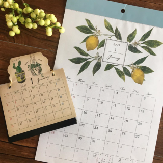 一年を共に過ごすカレンダー。　お気に入りを見つけて素敵な一年に。　#卓上カレンダー #2018 #ボタニカル #プランツ #アーティフィシャルフラワー　“１００円で暮らしは楽しくなる。“