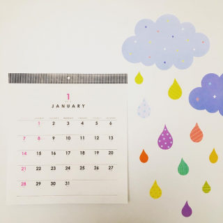 お部屋にカラフルな雨をふらせよう！　#100均 #雑貨 #ウォールステッカー #くも #カレンダー #アレンジ　“１００円で暮らしは楽しくなる。“