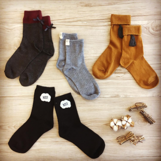 ワンポイント靴下でこっそりおしゃれ。　#100均 #雑貨 #靴下 #AW #タッセル #ワッペン #リボン #ドライ　“１００円で暮らしは楽しくなる。“