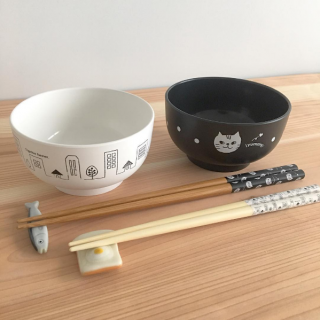 シンプル＆かわいい食器でいただきます。　#食器 #モノトーン #猫 #ねこ #ネコ #街並#町　“１００円で暮らしは楽しくなる。“