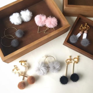 触りたくなっちゃう、ふわふわファー。　#ピアス #イヤリング #アクセサリー #フェイクファー #ファー　“１００円で暮らしは楽しくなる。“